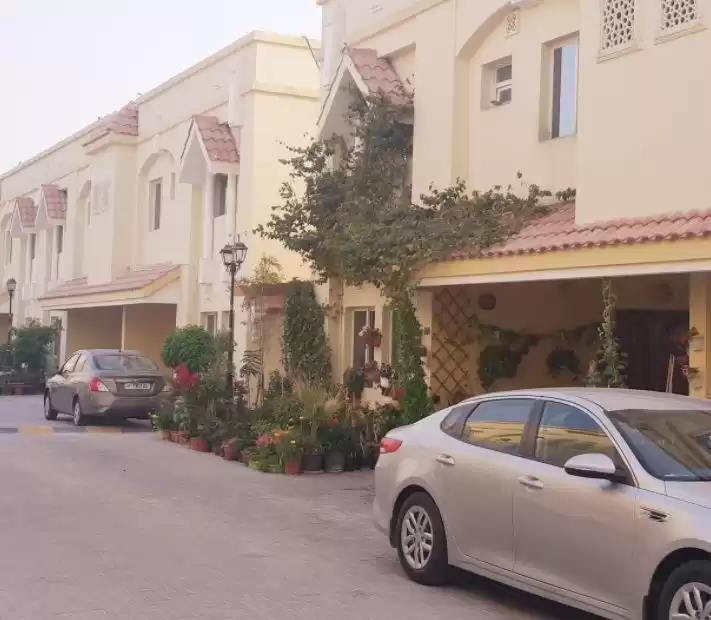 Жилой Готовая недвижимость 3 спальни Н/Ф Вилла в комплексе  в аренду в Аль-Садд , Доха #9779 - 1  image 